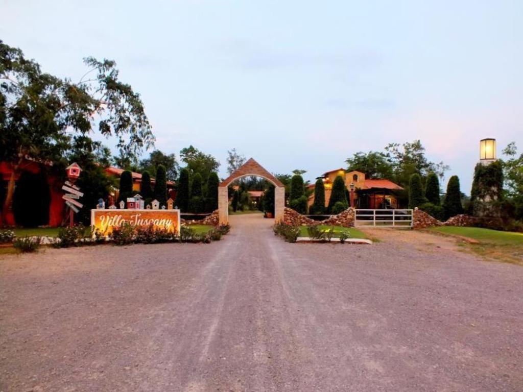 Villa Tuscany Country Resort Suan Phueng Buitenkant foto